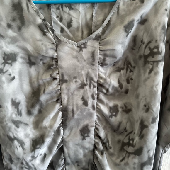 a.n.a Gray and Black Ruched Short Sleeve Blouse PXL - Picture 2 of 3
